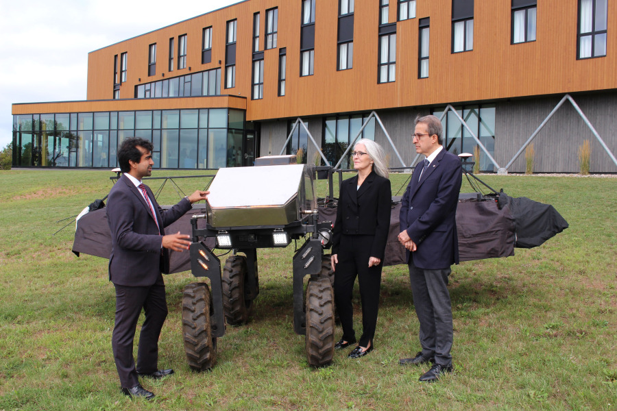 Dr. Aitazaz Farooque (left), Professor and Associate Dean of the UPEI School of Climate Change and Adaptation, speaks with Dr. Wendy Rodgers, President and Vice-Chancellor of UPEI, and Dr. Alejandro Adem, President, Natural Sciences and Engineering Research Council of Canada, at a recent federal funding announcement at UPEI’s Canadian Centre for Climate Change and Adaptation in St. Peter’s Bay, PEI.