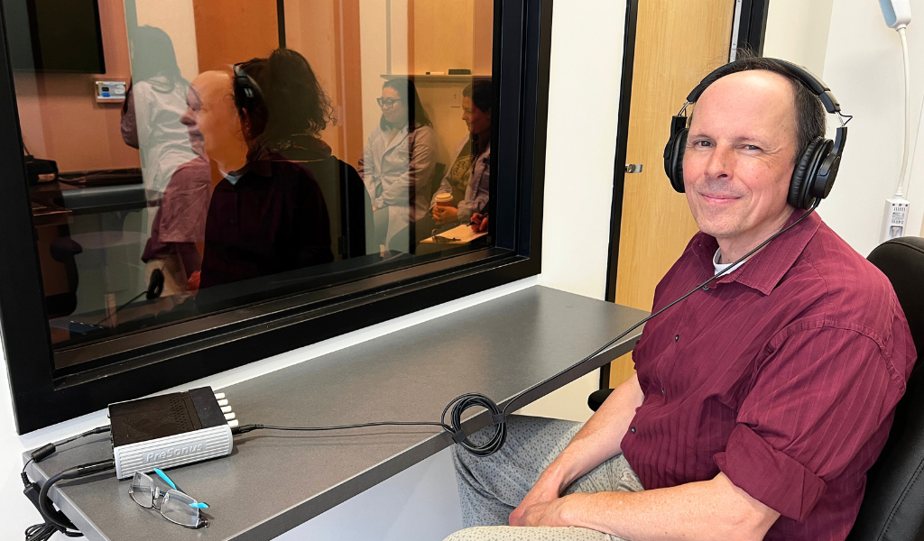 Dr. Étienne Côté monitors veterinary students during simulation training. 